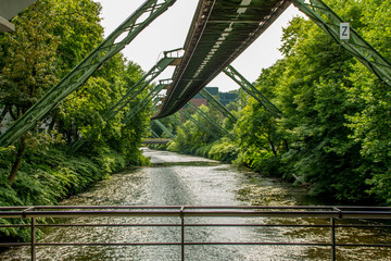 Wuppertal-Schwebebahn-Fluss