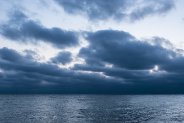 Wolken an der Küste der Ostsee bei Warnemünde