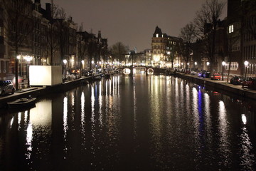 Fototapeta na wymiar Amsterdam Gracht bei Nacht