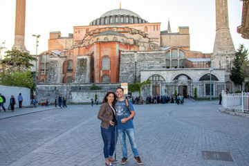 Touristen Paar vor Hagia Sophia, Istanbul, Türkei