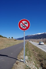 piste cyclable pour vélo avec panneau dans les montagnes en pyrénées