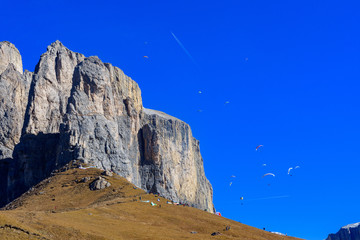Paralotnie nad górami, Paso Sella, Dolomity
