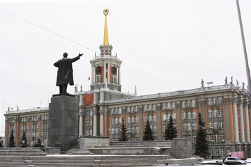 Vladimir Lenin in front of the city administration of Yekaterinburg
