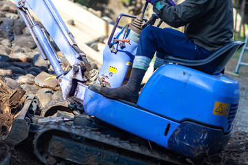 瓦礫　廃棄物　トラック　ショベルカー　作業　事業者　工事現場