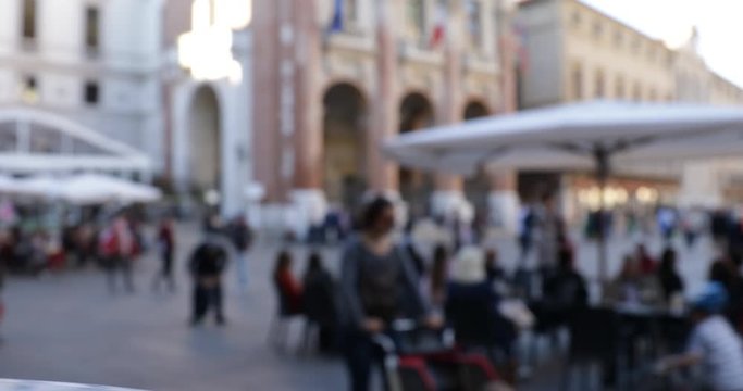 Persone sedute al bar in piazza	