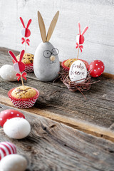 Österliche Dekoration auf altem Holz