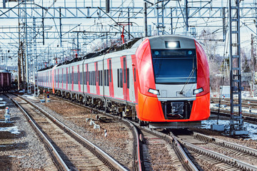 Obraz premium Modern high-speed train approaches to the station platform.