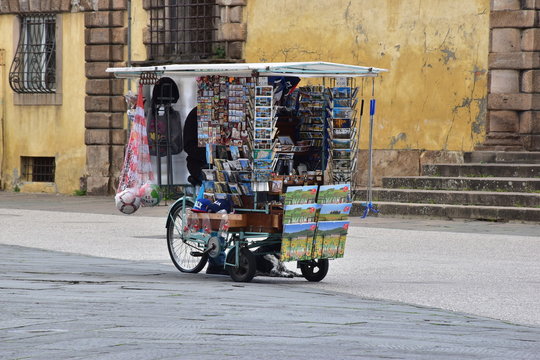 bancarella di un venditore ambulante di souvenir a Lucca, Italia
