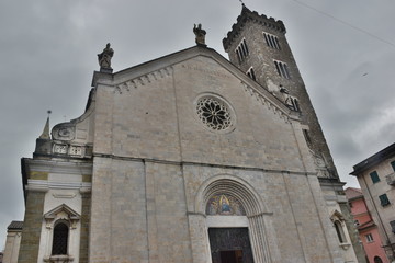 Chiesa di S. Maria, cattedrale di Sarzana, maestoso edificio, rivestito di marmo bianco con al centro Il rosone del Riccomanni