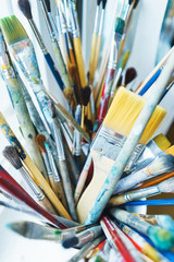 Obraz premium several different brushes made from natural wool for watercolors and oil in a box, top view and beautiful bokeh.