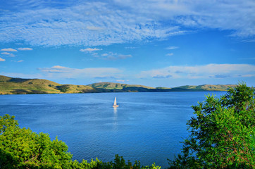 Lake Yaktykul is a favorite vacation spot of the inhabitants of the southern Urals. One of the main entertainments is sailing.