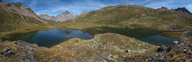 Fototapeta na wymiar Panorama des Bergsees Lai da Ravais-ch Sur im Parc Ela