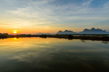 Obraz premium Sunrise at the lake / lake view in sunrise time