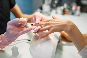 Foto op Plexiglas Manicuremeester die nagellak aanbrengt © Nomad_Soul