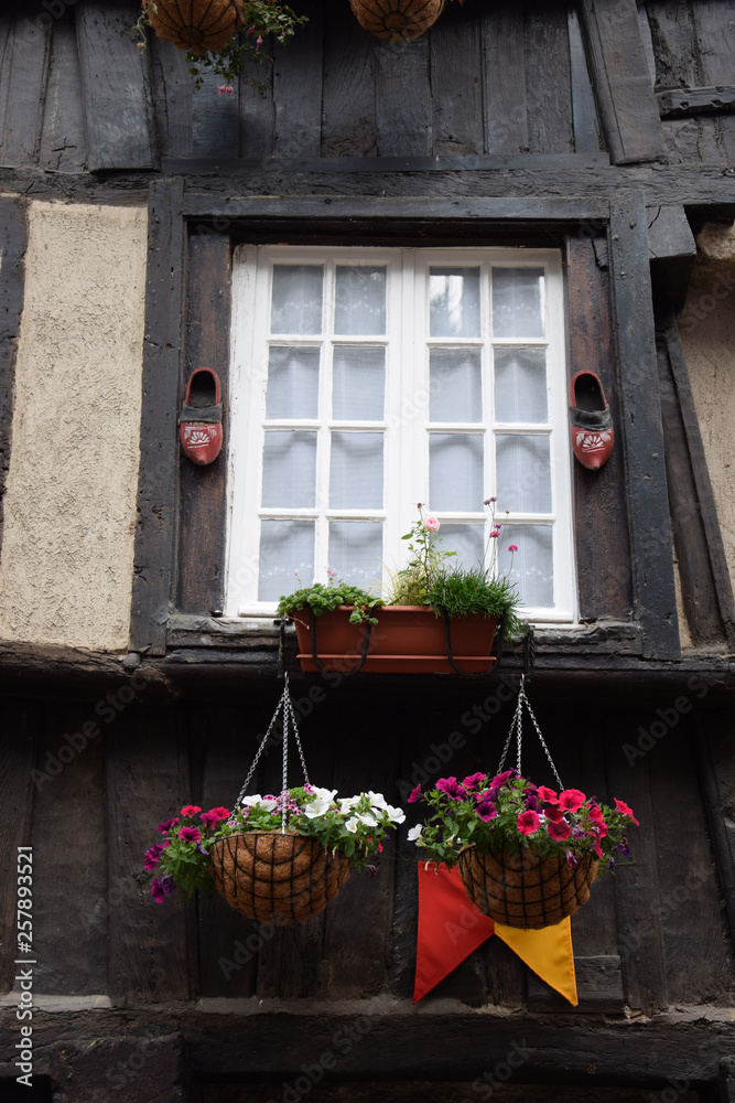 Canvas Prints Blumenfenster in Dinan, Bretagne