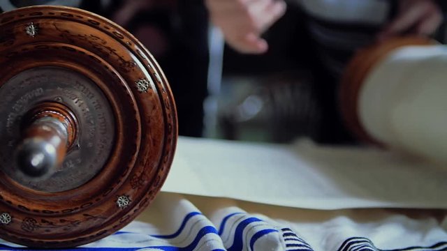Reading of the scrolls with the Torah