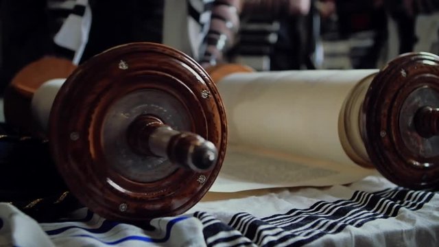 Reading of the scrolls with the Torah