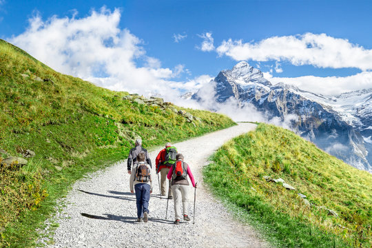 Gruppenreise in die Schweizer Alpen mit Wandertour entlang  den Bergen