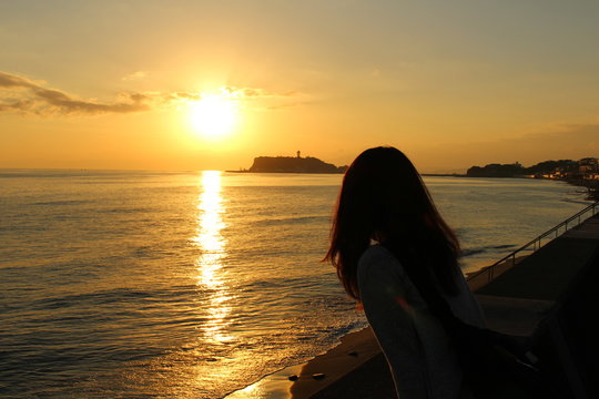 江ノ島の夕日 の写真 ロイヤリティフリーの画像 グラフィック ベクターおよびビデオ Adobe Stock