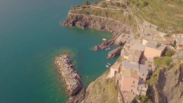Viaggio alle cinque Terre, vista aerea di Manarola. Piccolo paese che si affaccia sul mare Mediterraneo in Italia. Meta turistica in Estate.