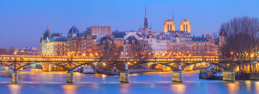 Bridge of the arts and City Island at sunset, Paris, France 