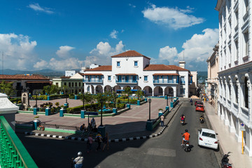 Fototapeta na wymiar Kuba, Santiago de Kuba; Das Rathaus im Parque de Cespedes. Vom Balkon vekündete Fidel Castro 1959 den Sieg der Revolution.