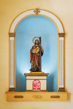 Kuba, Santiago de Kuba; Die Kathedrale im Zentrum von Santiago. " Catedral de Nuestra Senora de la Asuncion ". Skulptur Judas Tadeo