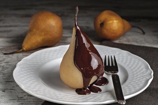 pera cotta con molto cioccolato fondente