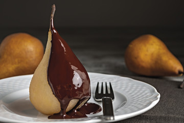 pera cotta con cioccolato fondente da vicino