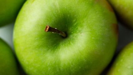 Pomme verte sur fond blanc close-up