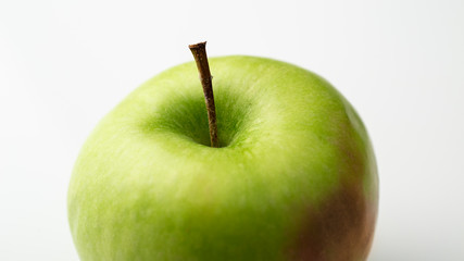 Pomme verte sur fond blanc