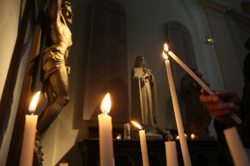 Fidèle allumant un cierge. Chapelle expiatoire. Paris. / Pilgrim lighting a candle. Expiatory chapel. Paris. 