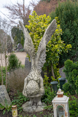 Engel in der Hocke und großen Flügeln © Blende8