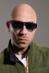 Obraz premium Ritratto con occiali da sole