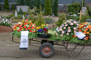 Kränze auf dem Weg zum Grab © Blende8