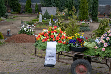 Eine Wagen voller Kränze mit Schleifen © Blende8