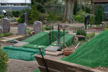 Eine Erdbestattung  © Blende8