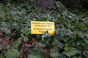Hinweisschild auf einem Grab © Blende8