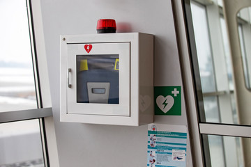 defibrillator attached to the wall at the airport - obrazy, fototapety, plakaty