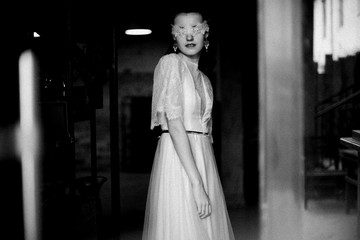 Naklejka premium Model posing in a wedding dress with blindfold. Advertising of wedding dresses