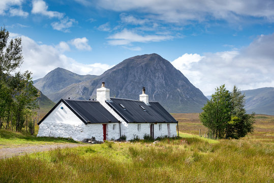United Kingdom, Scotland, Highland, Buachaille Etive Mor, Glencoe, Black Rock Cottage, farmhouse, Buachaille Etive Mor in the background