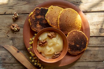 honey with walnuts and pancakes