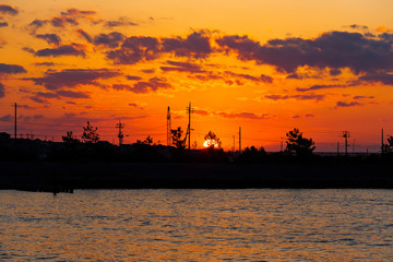 Fototapeta premium 河口から眺める夕陽