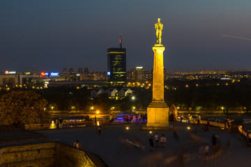 Belgrader Festung mit Statue Blick auf Donau
