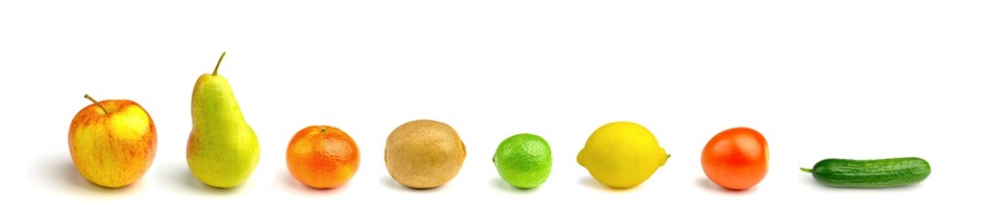 Bunte Früchte in einer Reihe auf weißem Hintergrund. Obst und Gemüse Mix freigestellt auf weißem Hintergrund. Gesunder Früchtemix. Buntes Gemüse uns Obst.