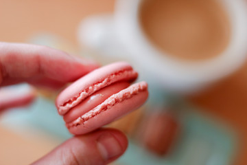 Macaron rosa en primer plano