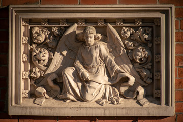 Relief eines weiblichen Engel aus Stein auf dem Dorotheenstädtischen Friedhof in Berlin