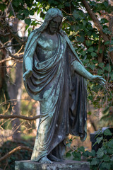 Bronzeskulptur  von Jesus Christus auf dem Dorotheenstädtischen Friedhof in Berlin
