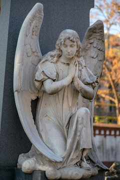 Statue eines betenden Engel aus Stein auf dem Dorotheenstädtischen Friedhof in Berlin