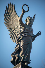 Engel Statue mit Lorbeerkranz auf dem Dorotheenstädtischen Friedhof in Berlin